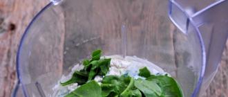 Зеленые блины со шпинатом - пошаговый рецепт приготовления с семгой и овощами